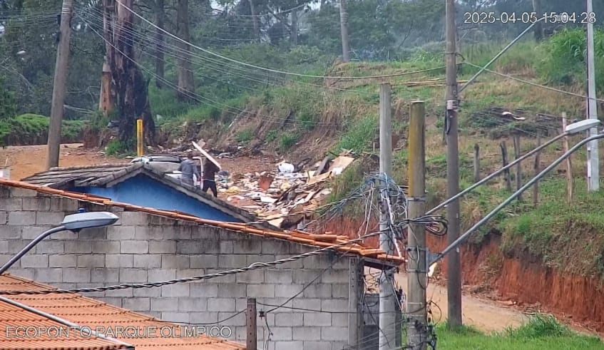 Câmera flagra descarte irregular em Mogi e responsáveis são multados em R$ 4,7 mil cada