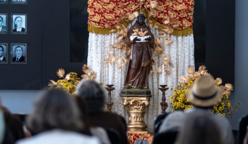 Altar em homenagem a São Benedito está montado no hall da Prefeitura de Mogi | Divulgação/PMMC