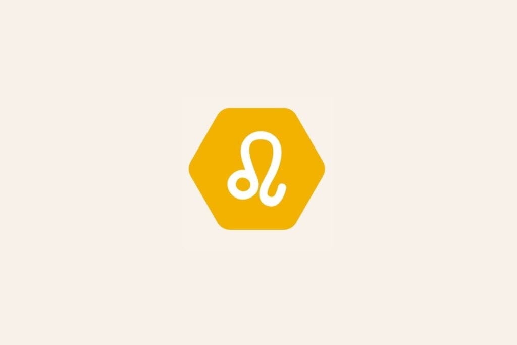 Ilustração do signo Leão, com símbolo branco em forma de cauda curva sobre fundo amarelo-alaranjado em hexágono