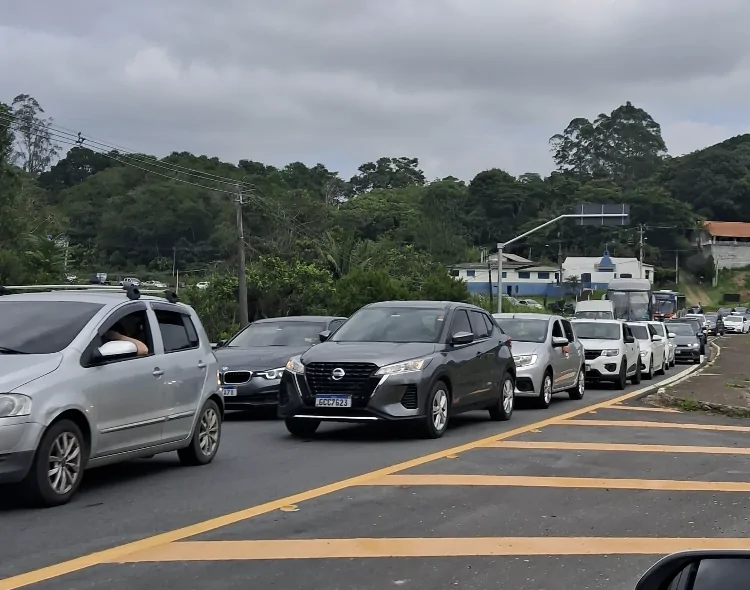Rodovia Mogi-Bertioga opera no sistema 'pare e siga'