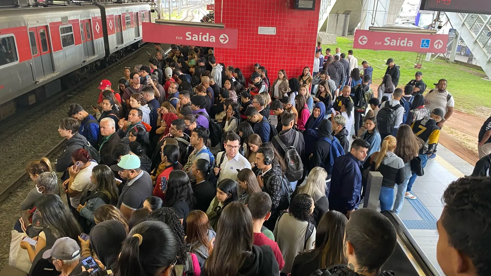 'Trem virou um caos': passageiros relatam os efeitos da mudança na Linha 11-Coral