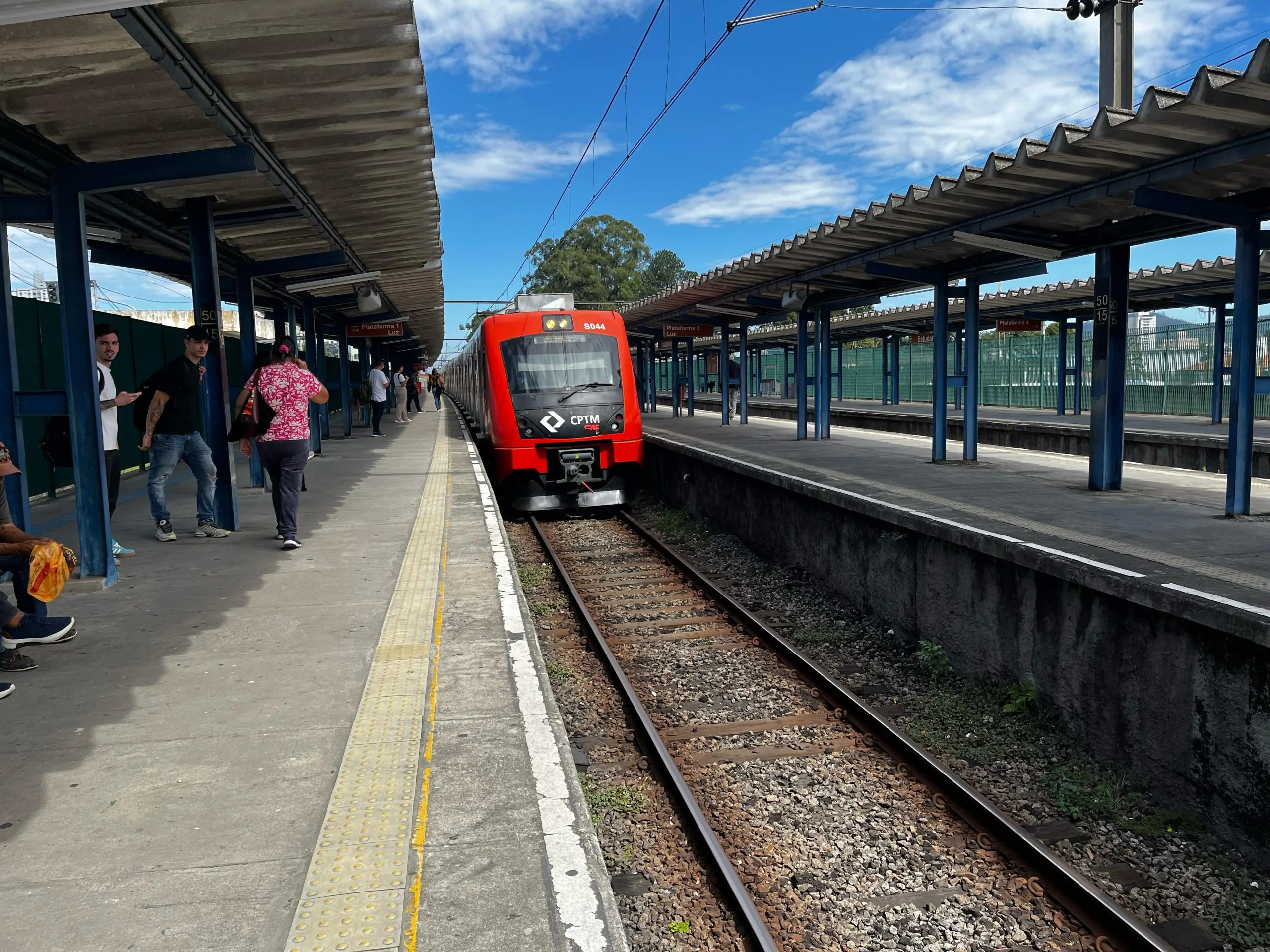 Homem morre eletrocutado ao subir no teto de trem da Linha 11-Coral da CPTM