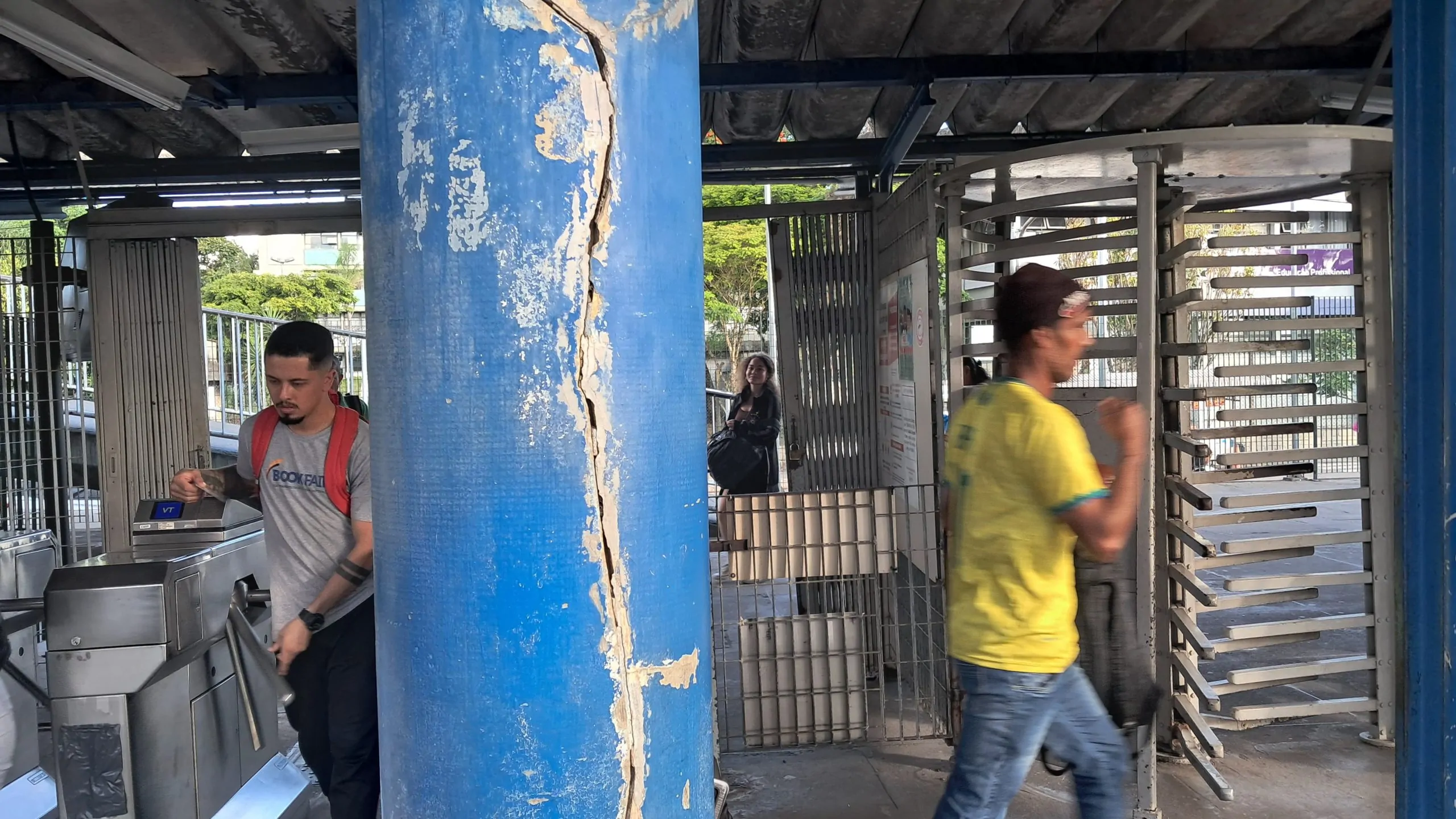 Passageiros se assustam com pilastra rachada na CPTM; veja o vídeo