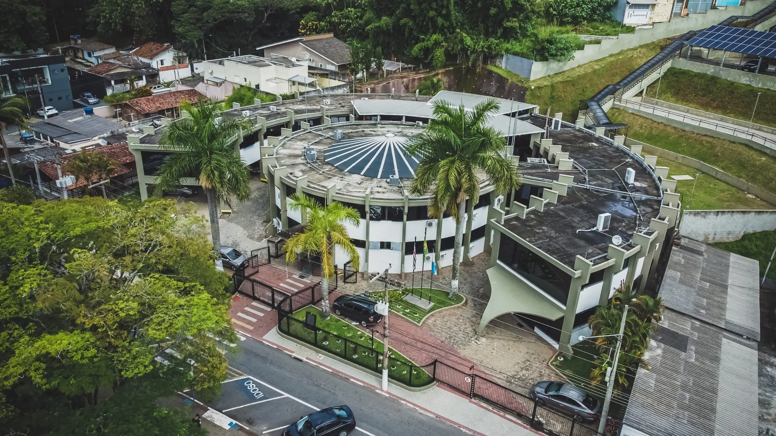 Prefeito veta aumento de salário para alto escalão da Câmara de Arujá