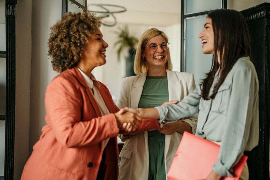 Mulheres em pé em um escritório conversando 