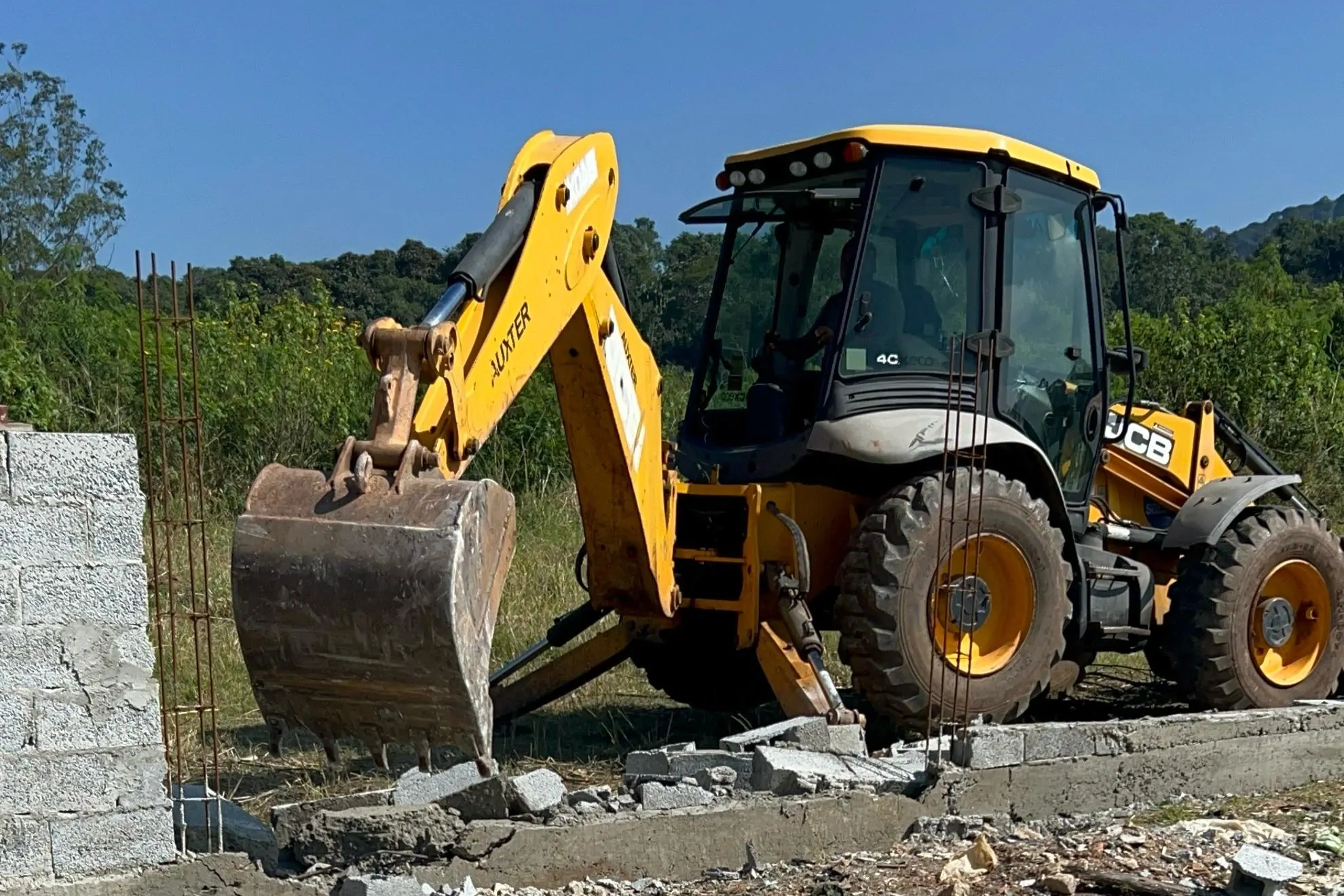 Fiscalização derruba construções ilegais em área de preservação de Suzano