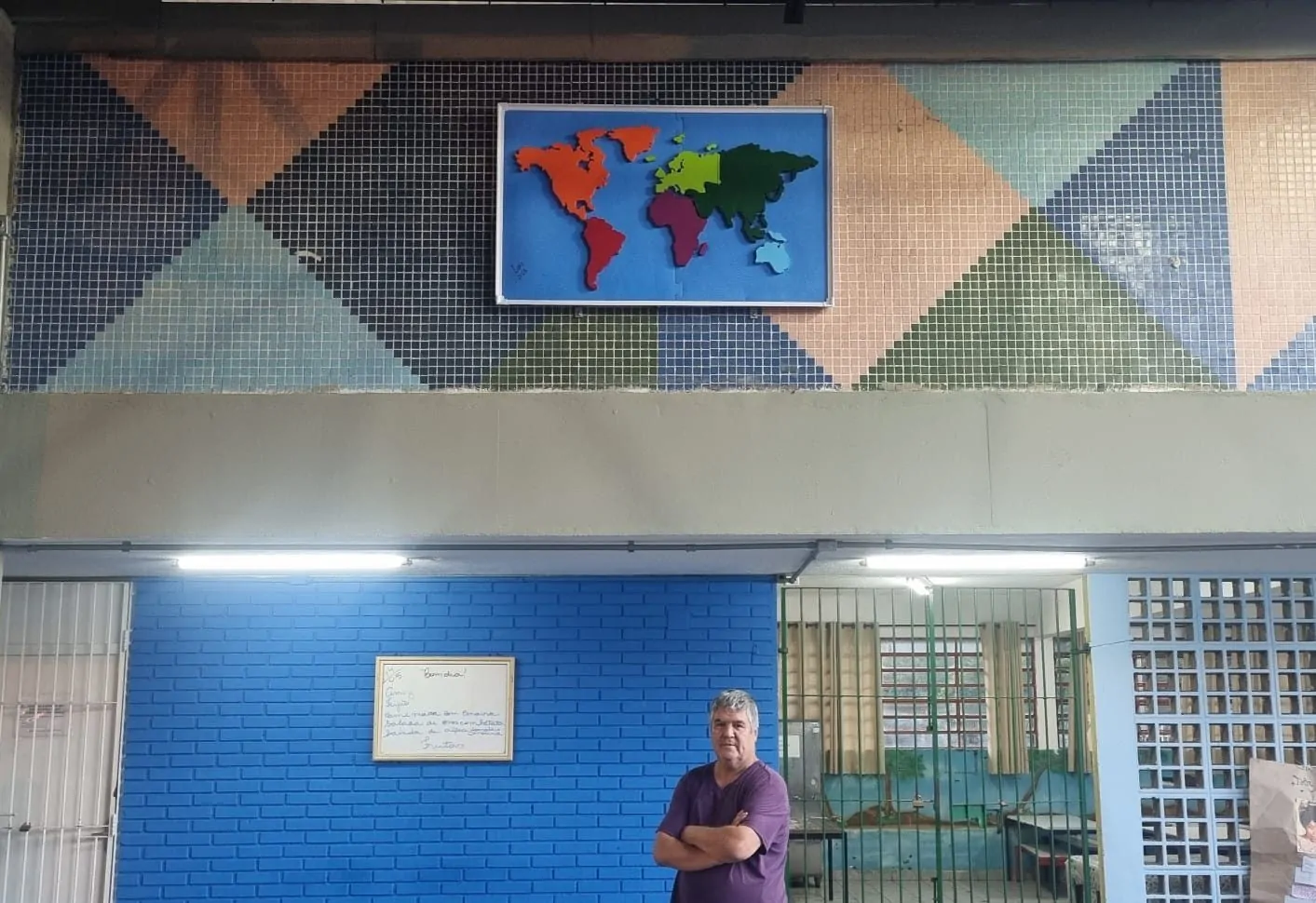 Professor de Poá constrói mapa mundi com madeira reciclada