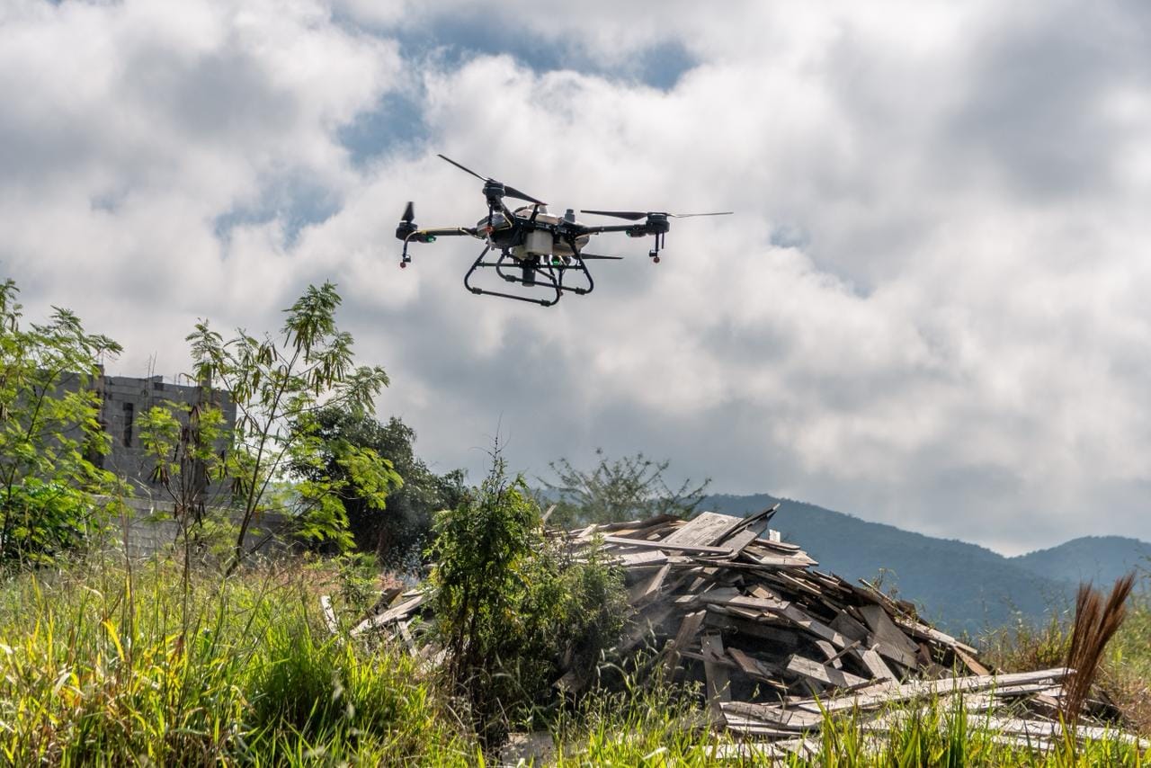 Drone pulveriza e filma terreno de seis mil metros quadrados repleto de entulhos