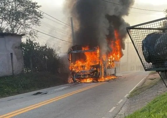 Ônibus do transporte escolar pega fogo em Santa Isabel