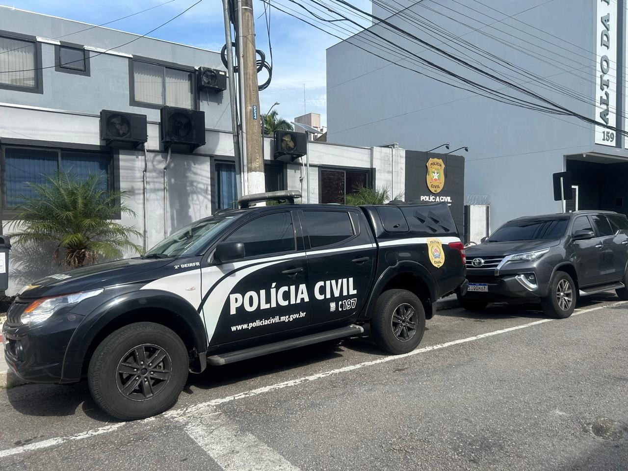 Polícia mineira apreende veículos de luxo e frota de caminhões de grupo que furtava redes atacadistas, em Itaquá