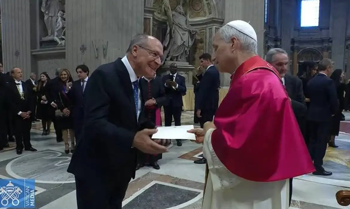 Vice-presidente entrega convite ao papa Leão XIV para visita ao Brasil