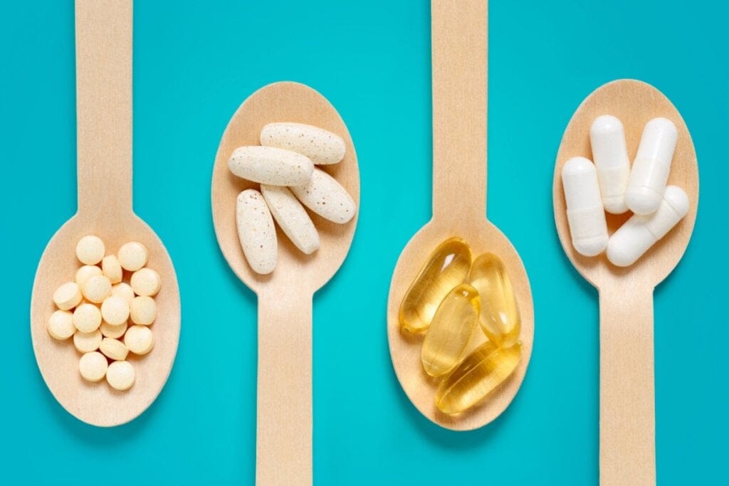 Colheres de madeira com diferentes tipos de suplementos