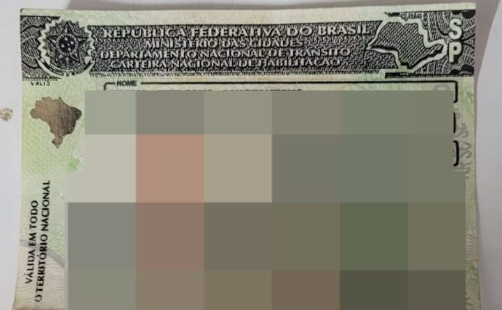Motociclista é flagrado com CNH falsa comprada por R$ 3 mil em rede social