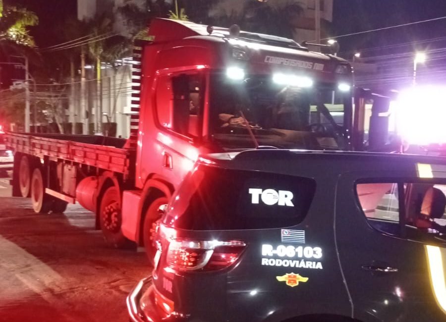 Polícia Rodoviária recupera caminhão roubado e prende suspeito em Mogi das Cruzes