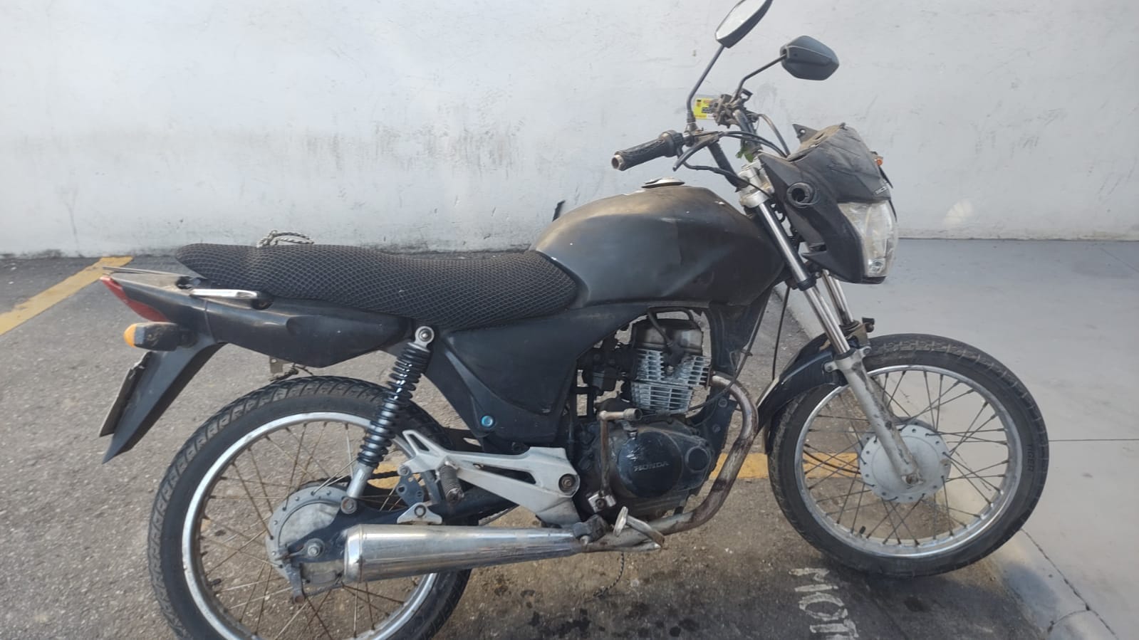 Motociclista sem CNH colide com carro e é flagrado com moto adulterada em Guararema