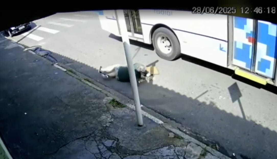 Motorista que não esperou idosa descer de ônibus em Suzano é afastado