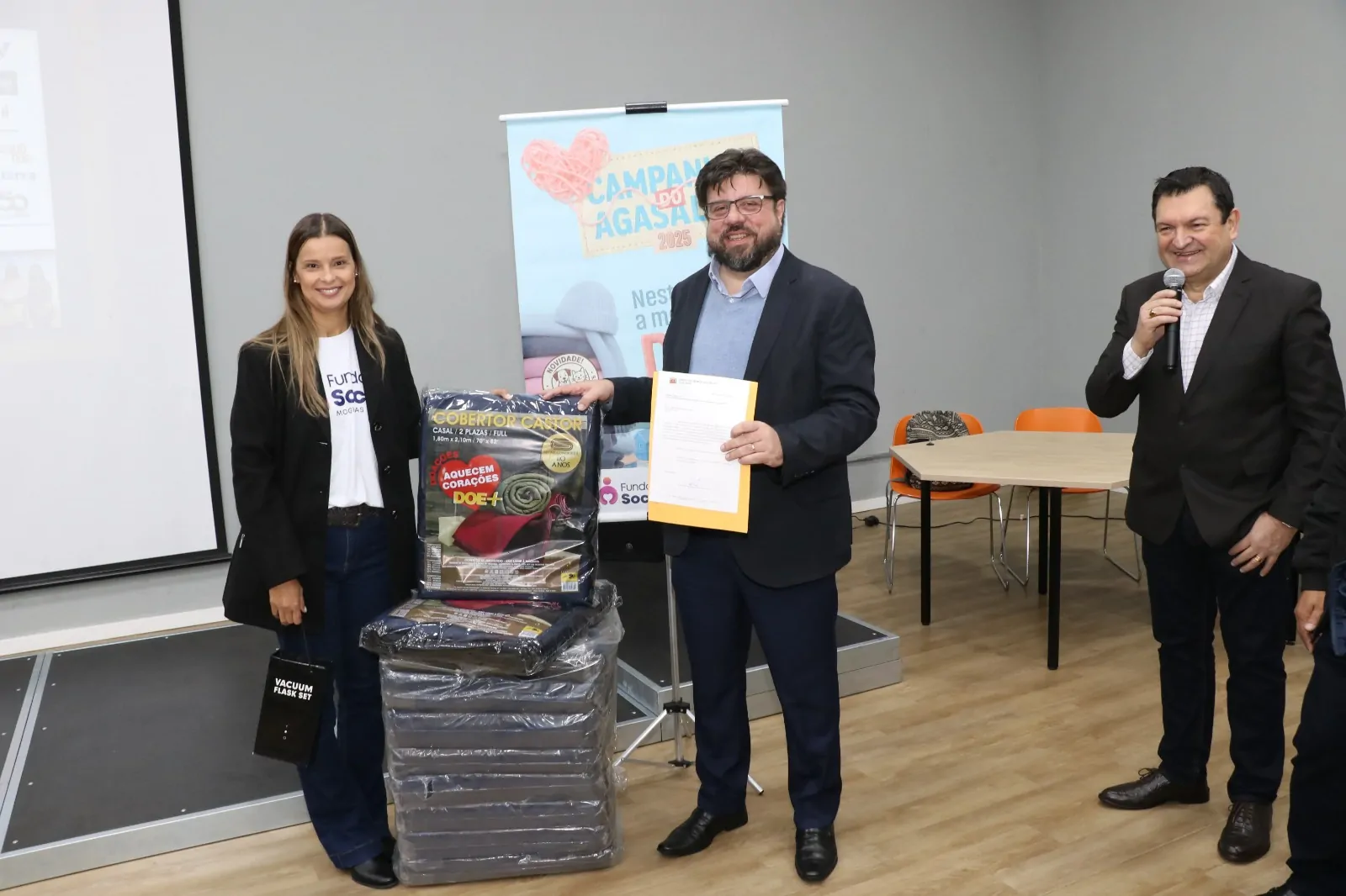 AGFE entrega 500 cobertores ao Fundo Social de Mogi, custeados por empresas associadas