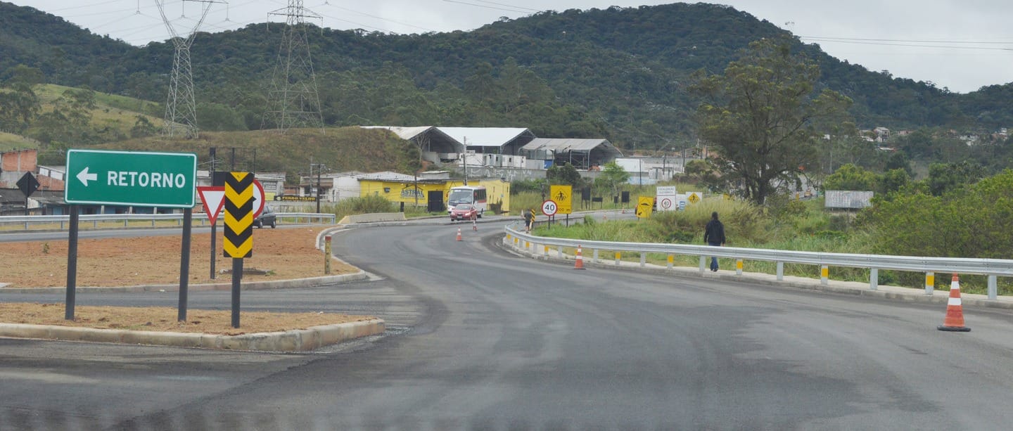 Seis pessoas ficam feridas após carros colidirem em Suzano