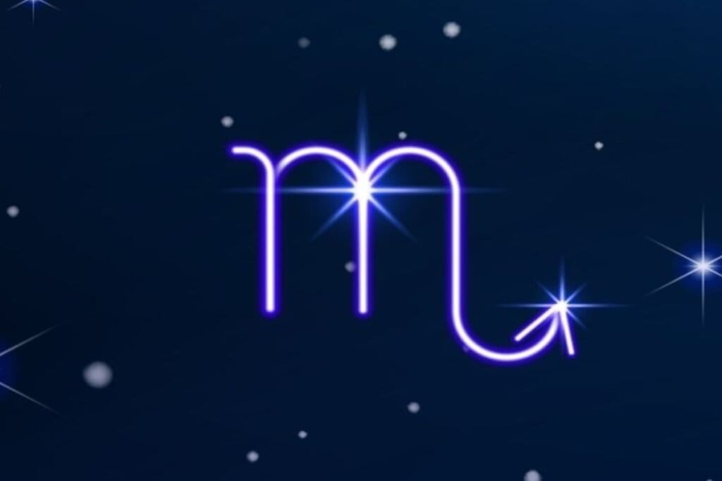 Símbolo do signo de Escorpião em roxo em fundo azul-escuro com pontos de luz simbolizando as estrelas