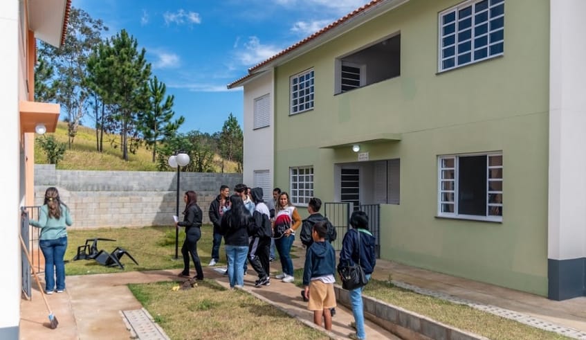 Famílias mogianas que viviam em área de risco recebem casas próprias no Conjunto Jefferson