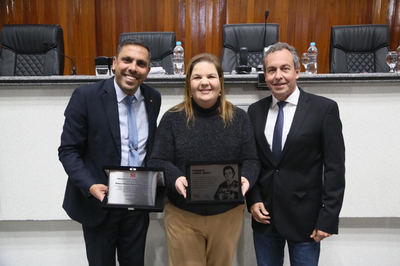 Secretária de Saúde, Rebeca Barufi, recebe Prêmio Anna Nery 2025