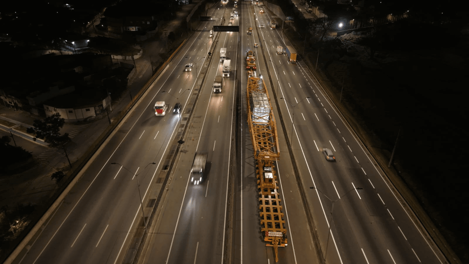 Carga especial estaciona na Via Dutra, em Arujá, e movimentação é reprogramada