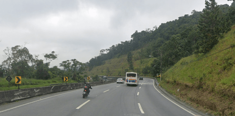 Caminhão pega fogo na Mogi-Dutra e interdita faixa da rodovia durante a manhã