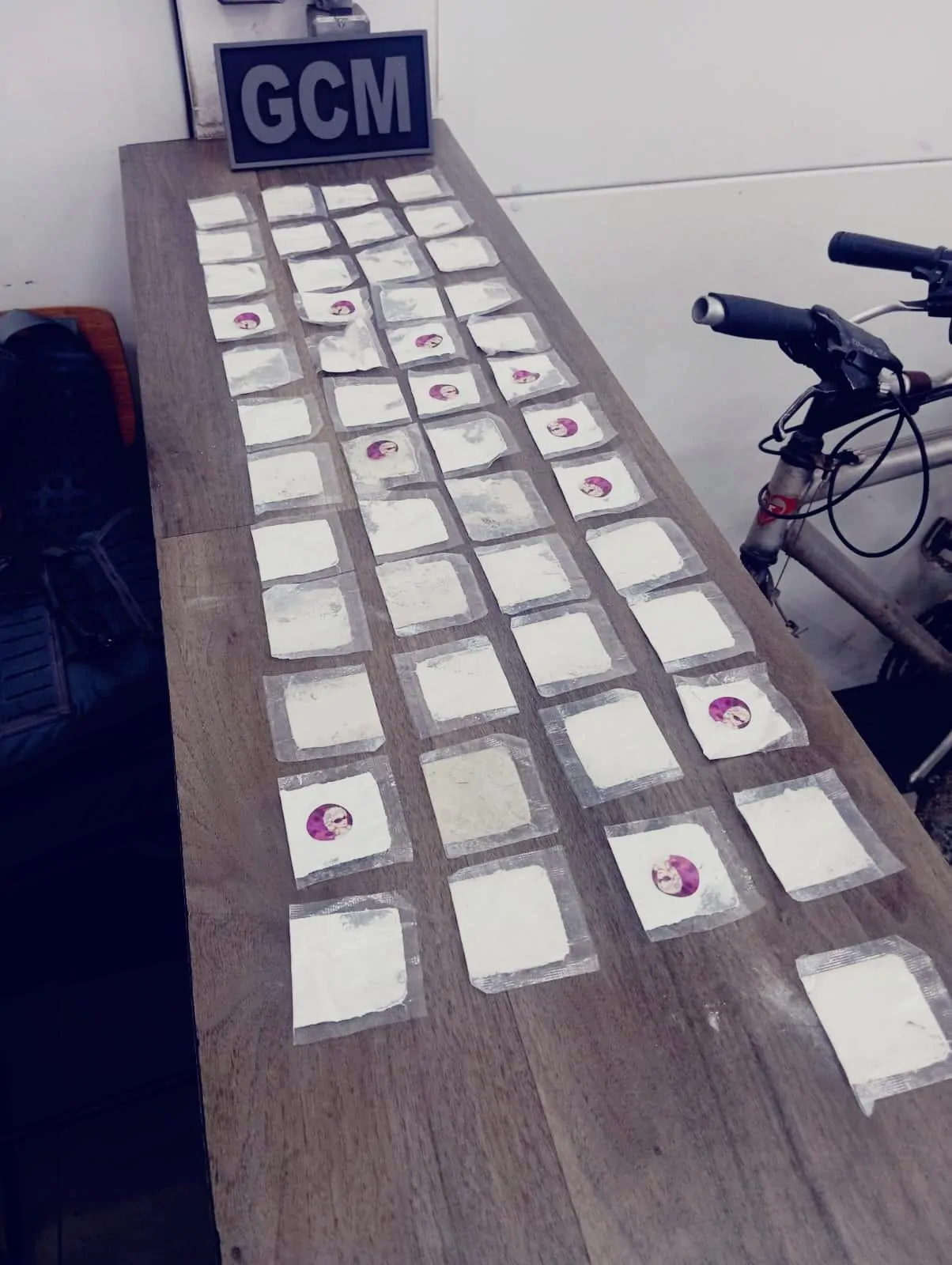 GCM de Mogi detém menores que roubavam celular; prende traficante e assaltante