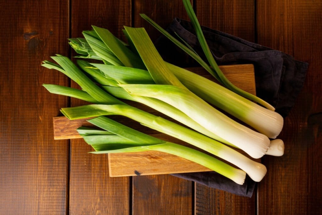 5 benefícios do alho-poró para saúde e dicas para inserir na dieta 