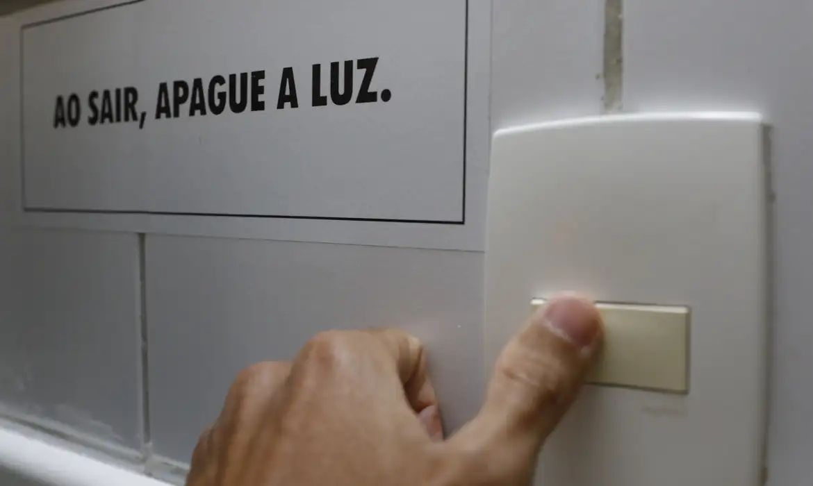 Nova tarifa social de energia elétrica já está valendo; veja quem tem direito ao benefício