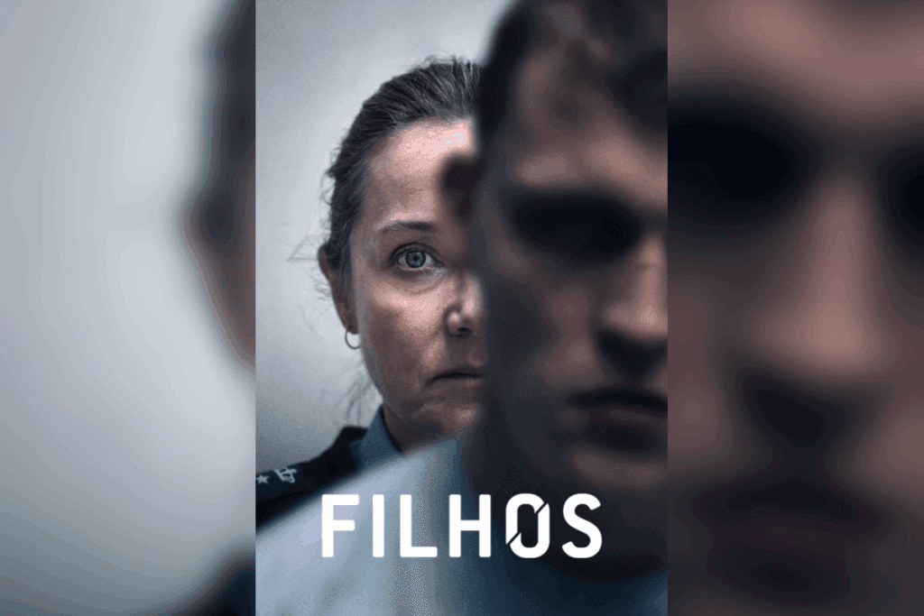 Mulher com uniforme penitenciário observando, parcialmente encoberta por rosto de detento
