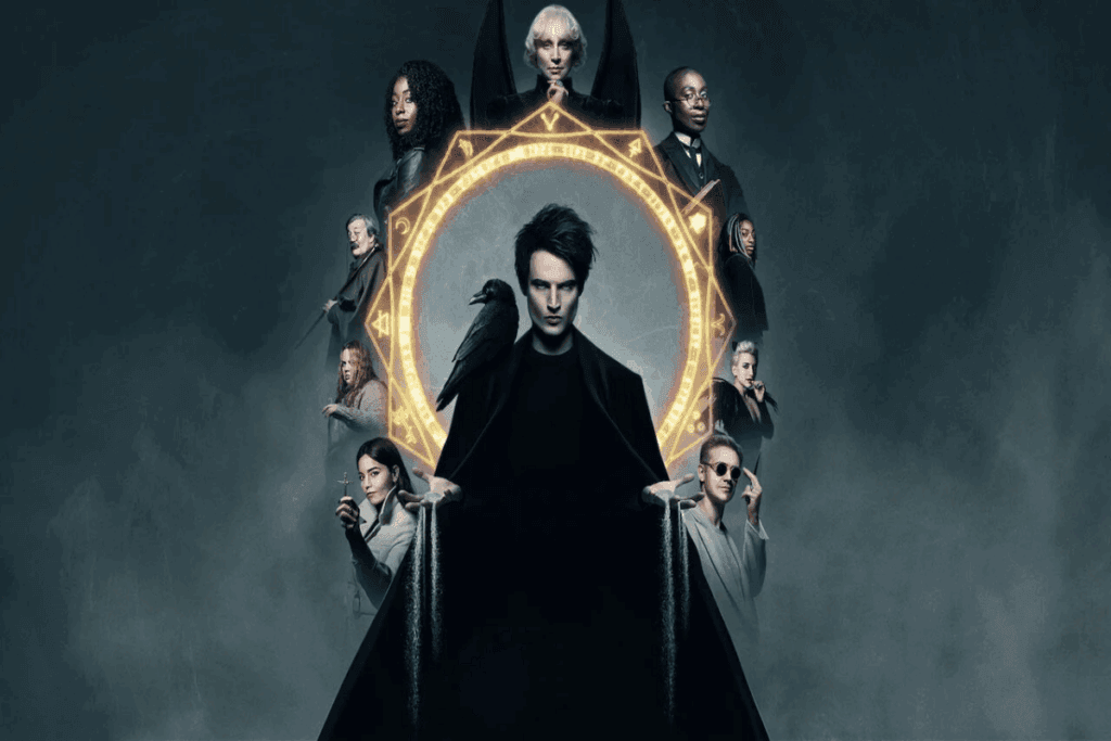 Imagem com um homem com o cabelo curto preto e usando roupas pretas com um corvo no ombro, atrás um círculo amarelo com diversas pessoas ao redor em fundo cinza