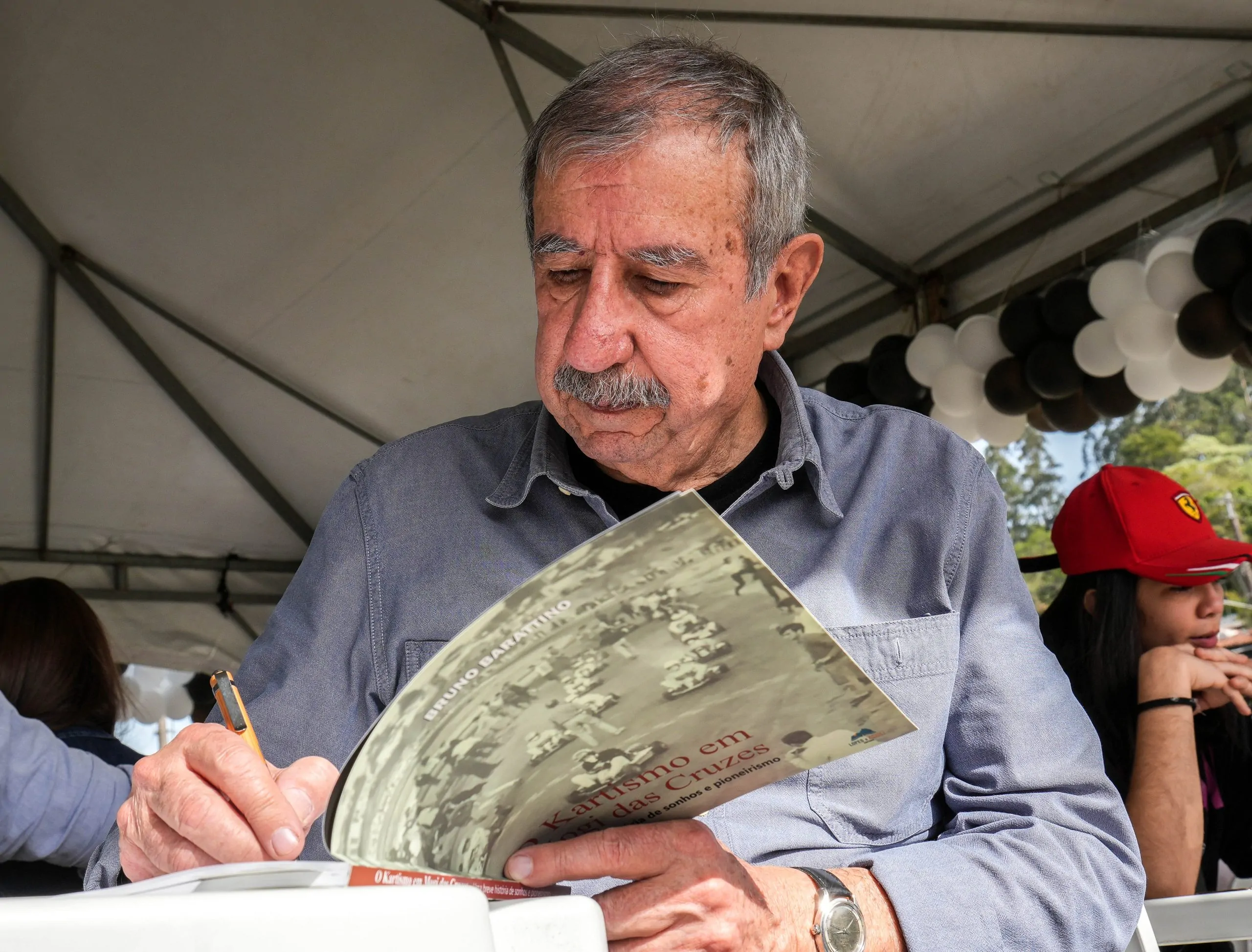 Ex-atletas e amigos se reúnem para lançamento de livro sobre kartismo em Mogi das Cruzes
