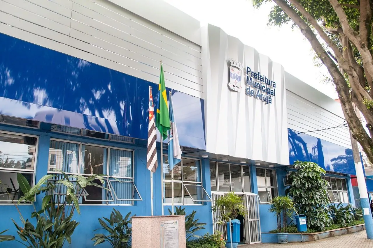 Auxiliares de educação protestam contra rescisão de contrato entre OS e Prefeitura de Arujá