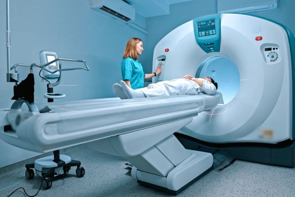 Profissional de saúde preparando paciente para realizar tomografia computadorizada de tórax em aparelho de baixa dose