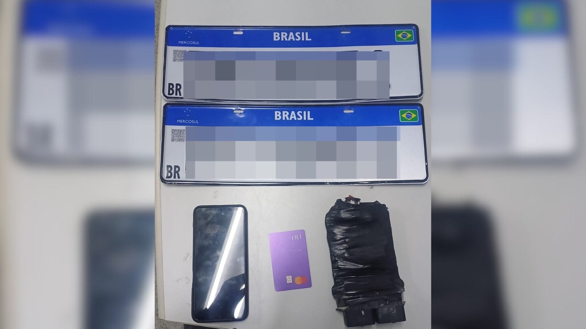 Carro furtado é encontrado em viela de Itaquá após perseguição; suspeito fugiu