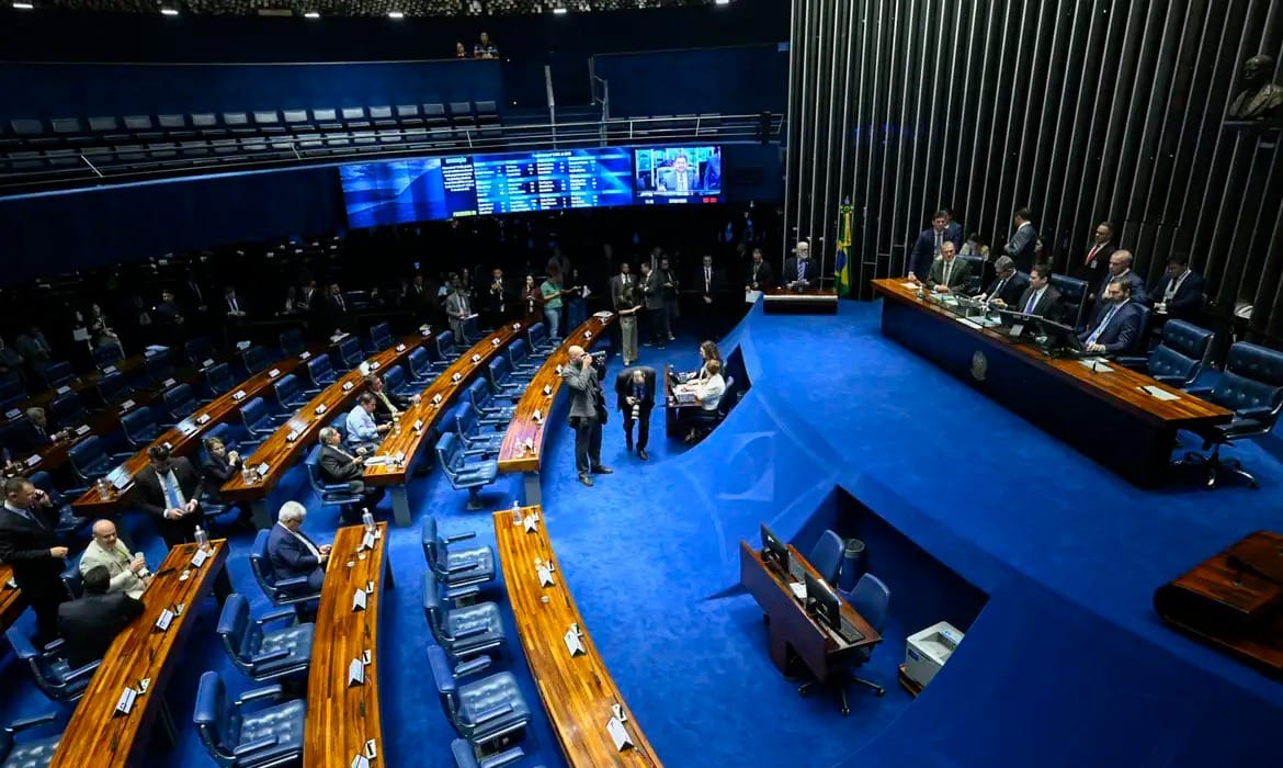 Senado aprova isenção de IR para quem ganha até dois salários-mínimos