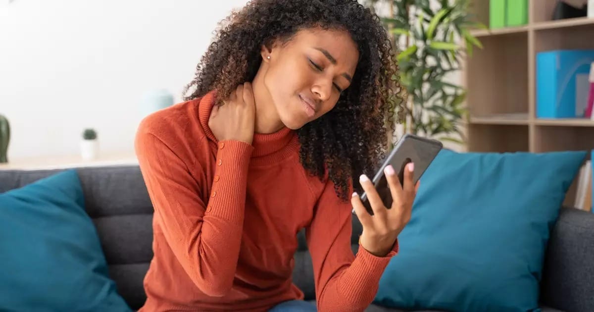 Ortopedista alerta: hábito de usar celular pode gerar uma carga de 27 kg no pescoço