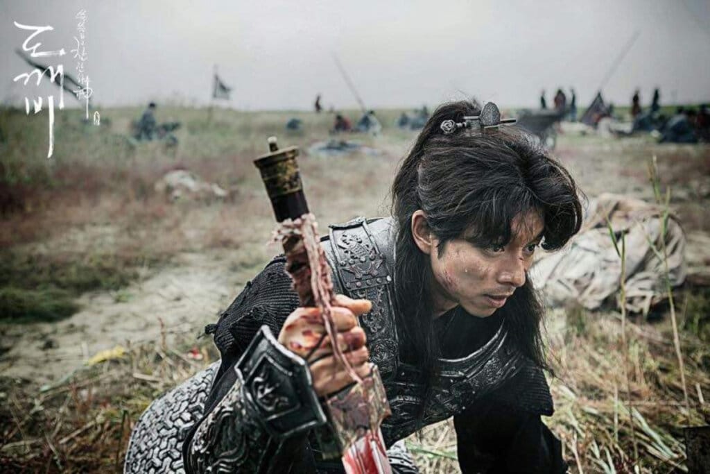 Gong Yoo em "Goblin" segurando uma espada em meio a guerra