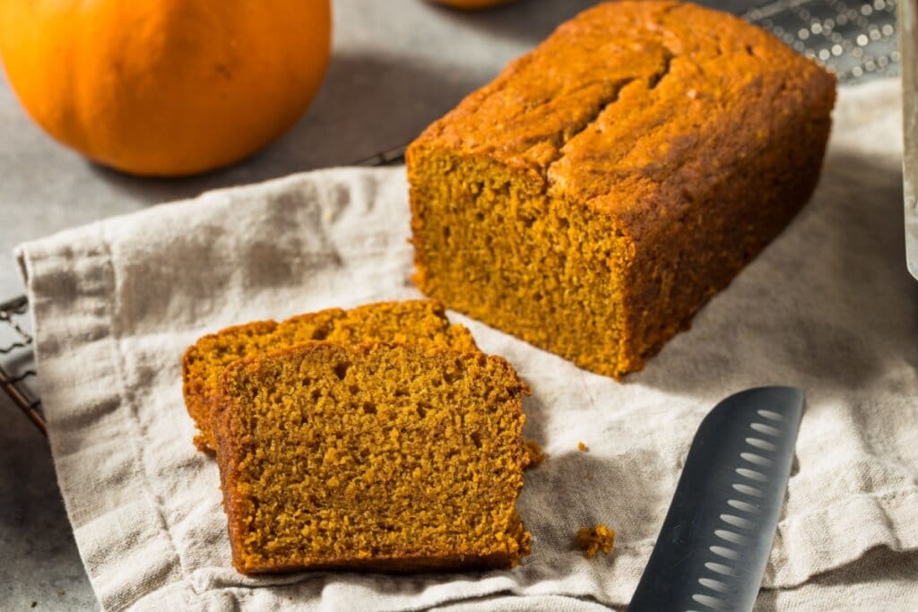 Pão de abóbora servido em cima de um pano de prato bege