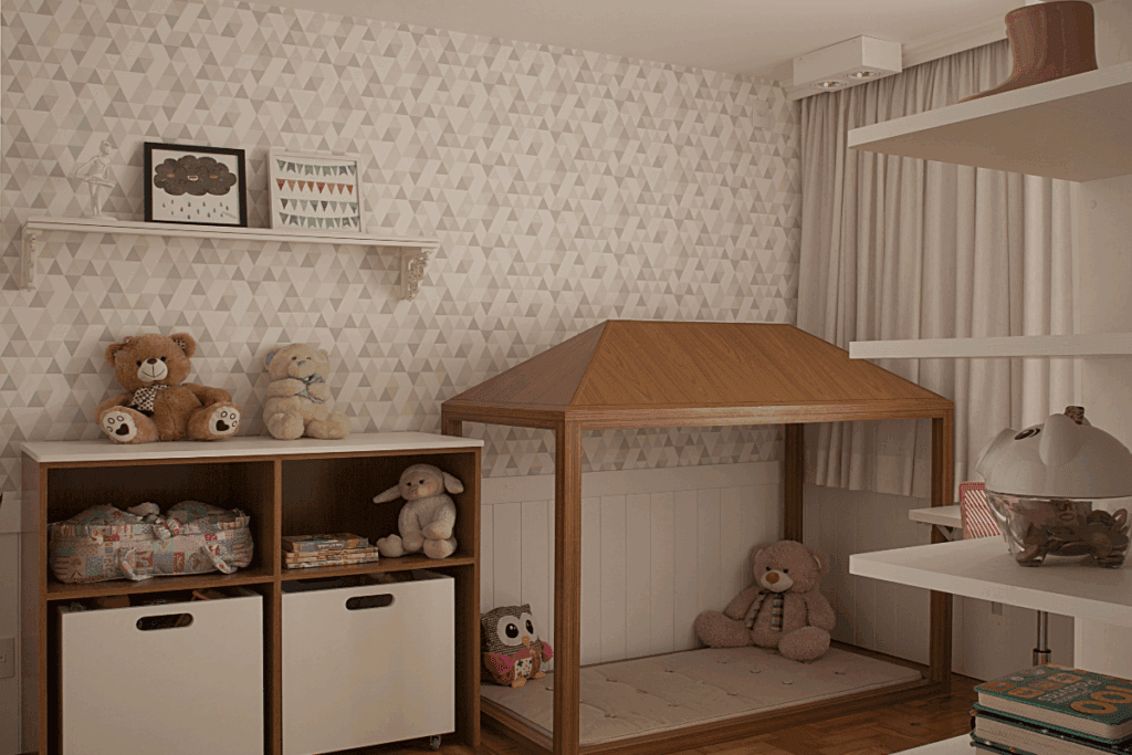 Quarto com cama montessoriana e com comoda em madeira ao lado e luz suave e cores claras nas paredes