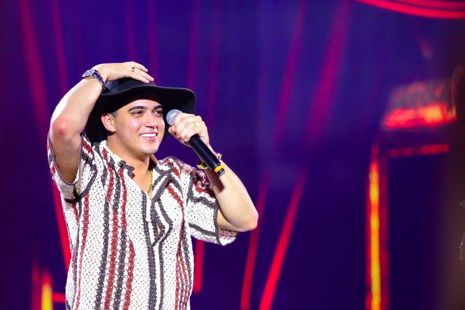 Natanzinho Lima se junta a outros 11 artistas no line-up do Itaquá Rodeio Fest