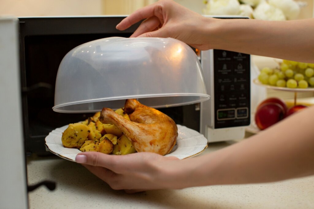 7 dicas para aquecer corretamente os alimentos no micro-ondas