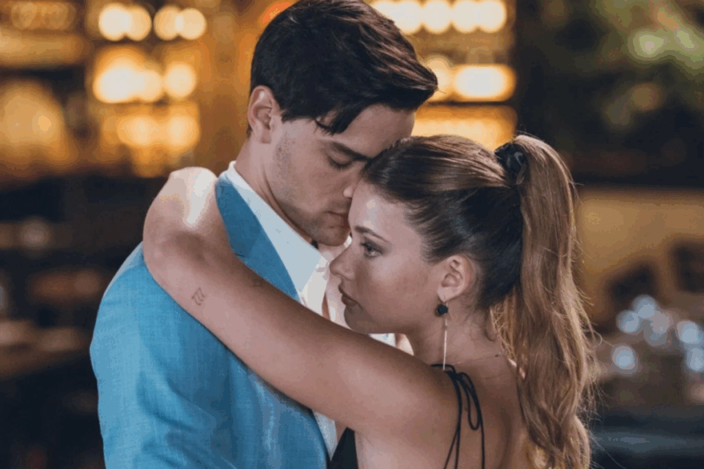 Cena do filme "Nossa Culpa" mostrando um casal, composto por um homem e uma mulher, abraçado