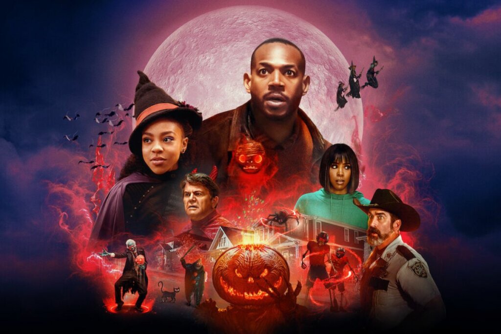 Capa do filme '
A Maldição de Bridge Hollow' com a foto dos personagens em um fundo vermelho com a lua-cheia e abóboras de Halloween