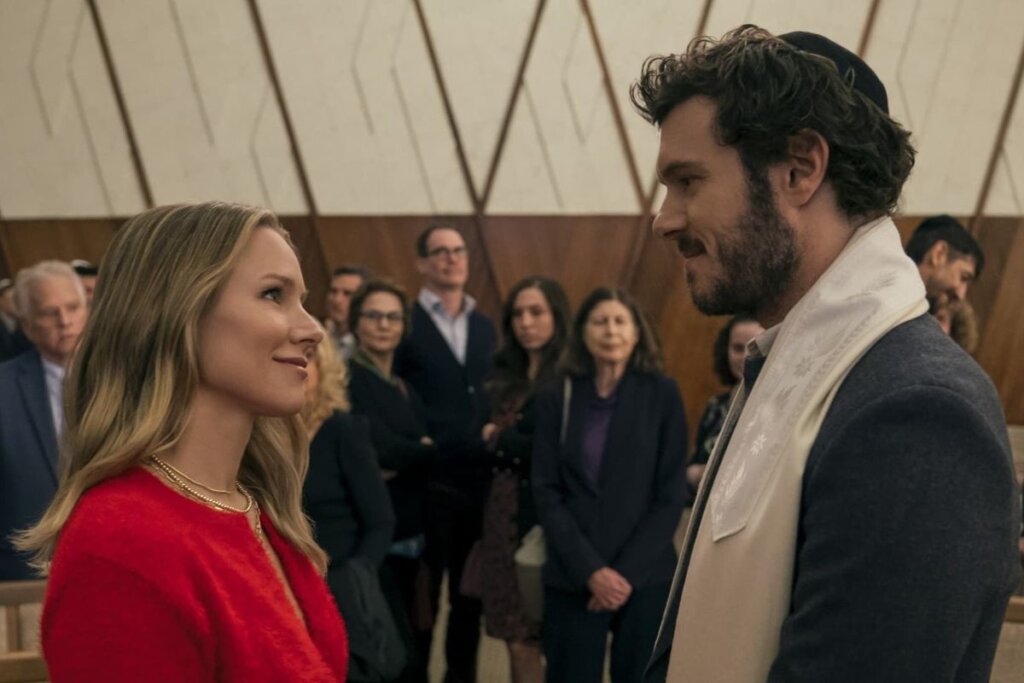 Casal protagonista de "Ninguém Quer" um de frente para o outro e sorrindo