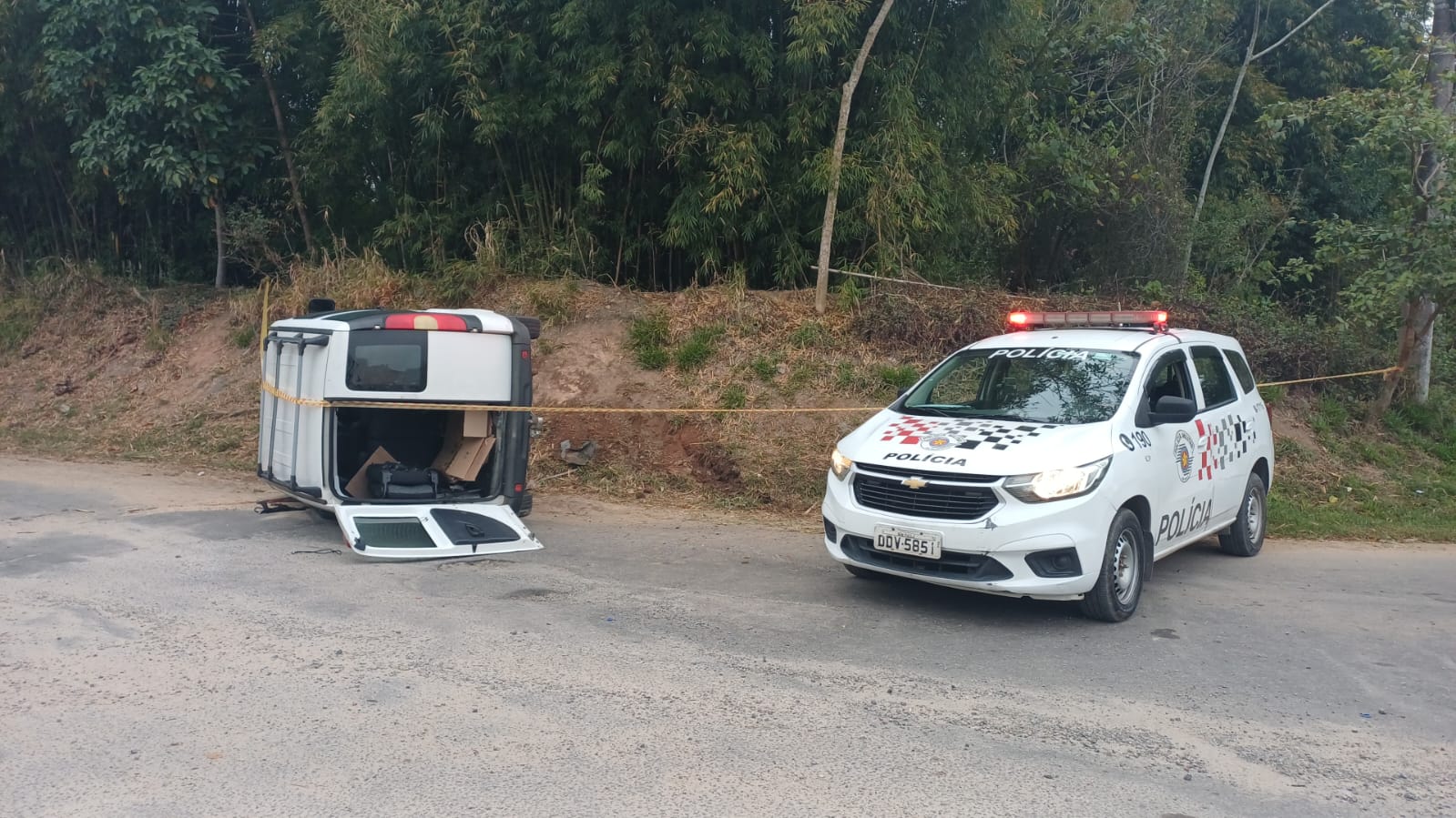 Após roubo de veículo, homem foge da polícia e sofre acidente em Mogi