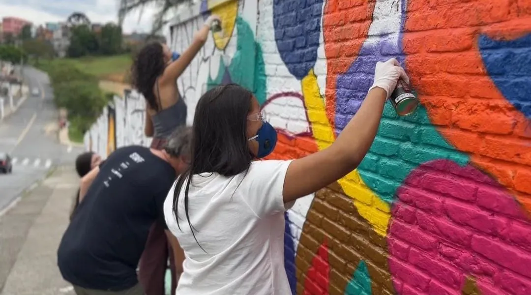 Alunos aprendem técnicas de grafite e transformam muros de escola estadual de Mogi em arte
