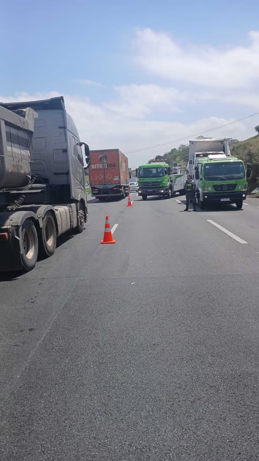 Acidente entre caminhões causa lentidão na rodovia Ayrton Senna, em Itaquá