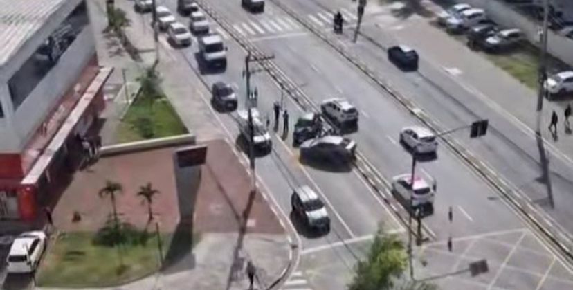 Acidente entre três carros deixa dois feridos em avenida de Mogi das Cruzes